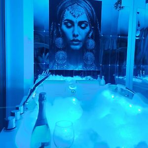 Gdansk Chmielna Prestige Home Spa Apartments With Luxury Jacuzzi And Sauna! Selected Apartments Also Feature A Massage Chair And Himalayan Salt Wall With Color Therapy Salt Forest
